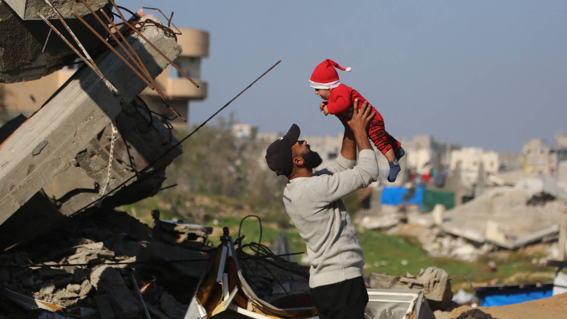 أب وأبنه في قطاع غزة