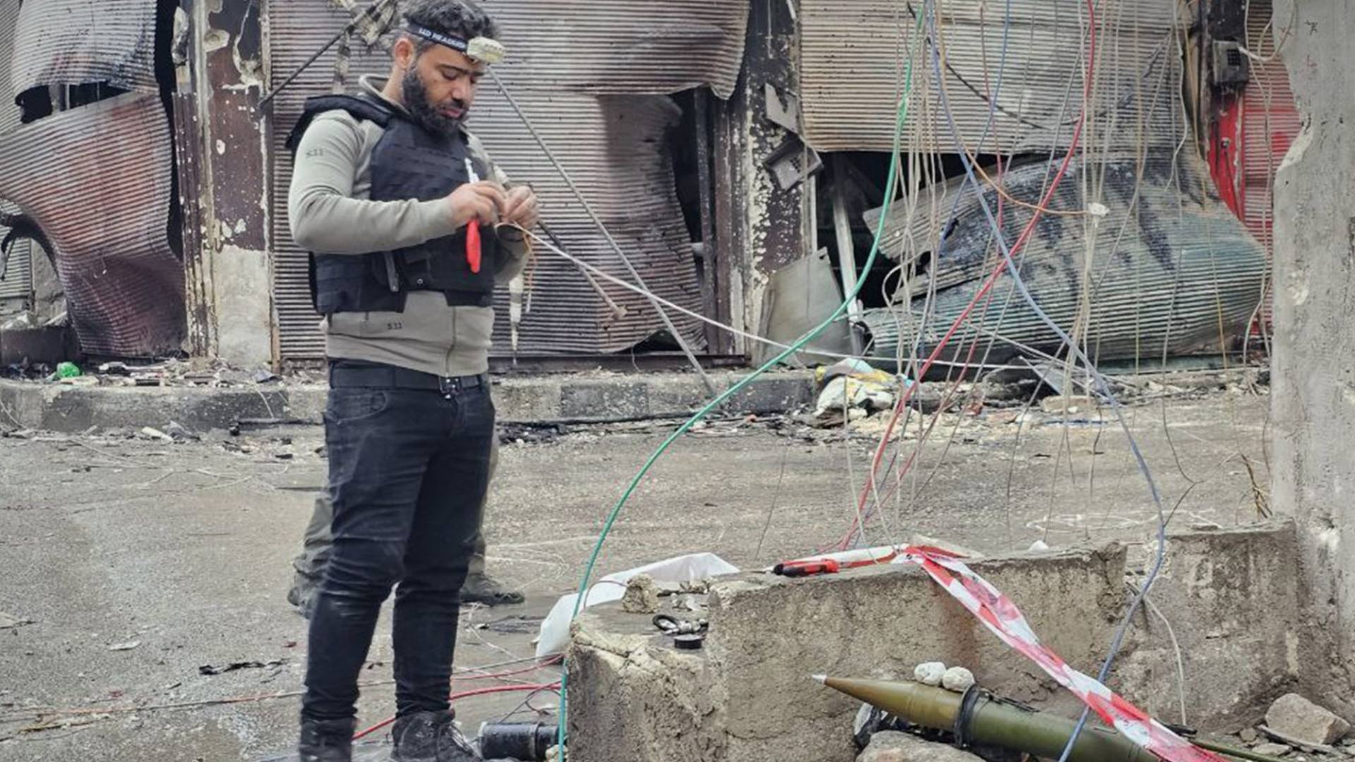 عنصر من الداخلية السورية يفكك الغاما في حلب