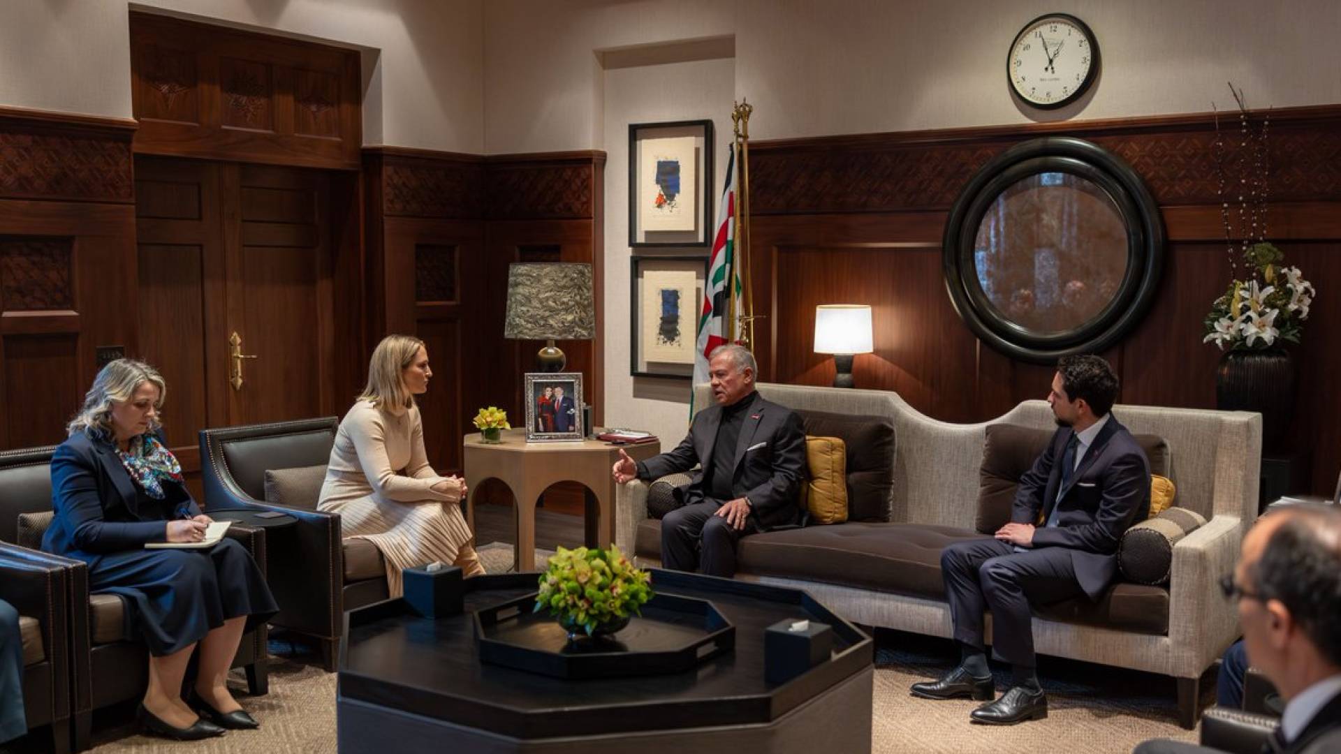 جلالة الملك عبدﷲ الثاني يلتقي وزيرة الخارجية والتجارة والدفاع الإيرلندية هيلين ماكينتي