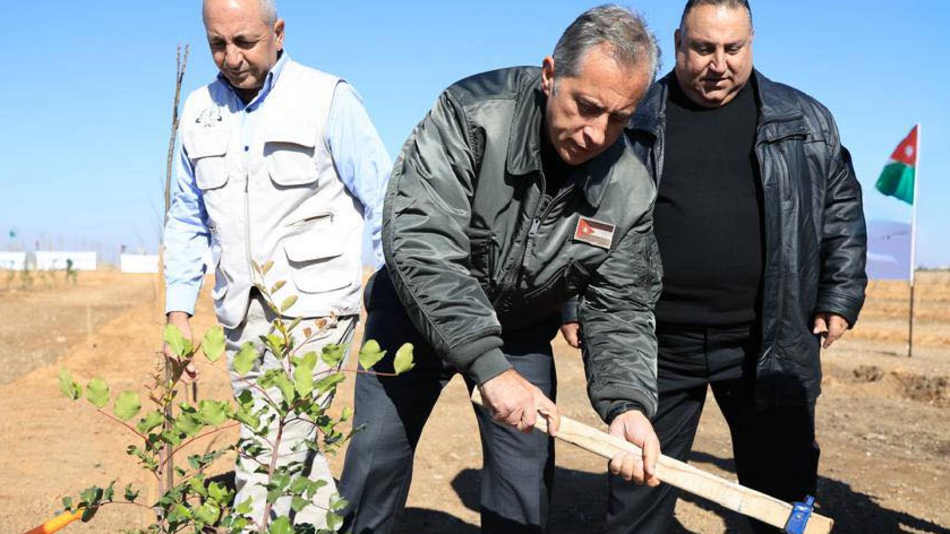جعفر حسان خلال أعمال زراعة عشرة آلاف شجرة في موقع "حديقة المفرق الجديدة"