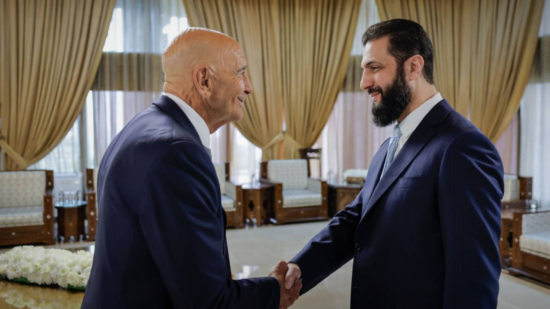 الرئيس السوري أحمد الشرع و المبعوث الأمريكي