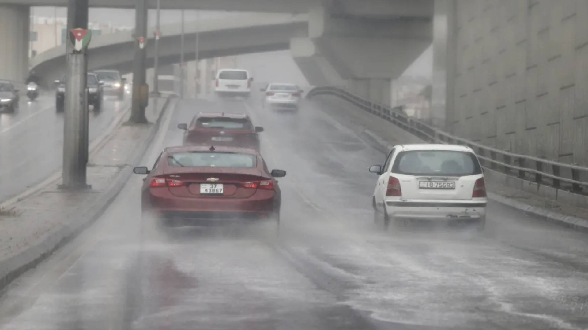 أثر المنخفض الجوي في شوارع عمان