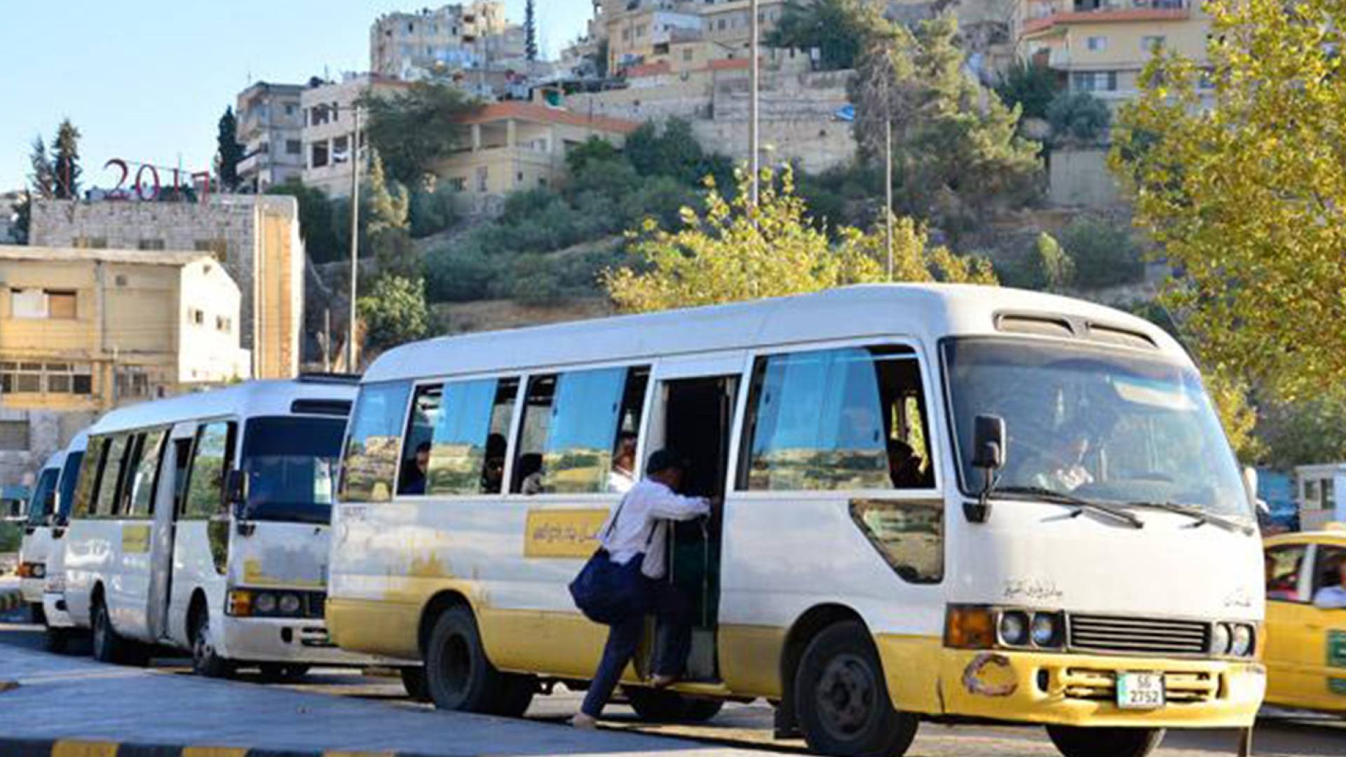 باص نقل عام في الأردن