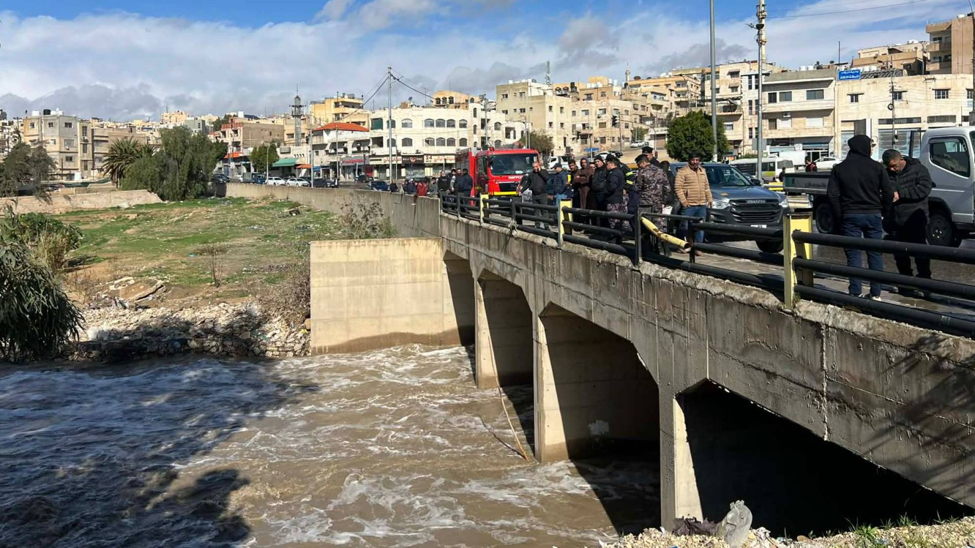 صورة لتواجد الاجهزة الأمنية في سيل الزرقاء