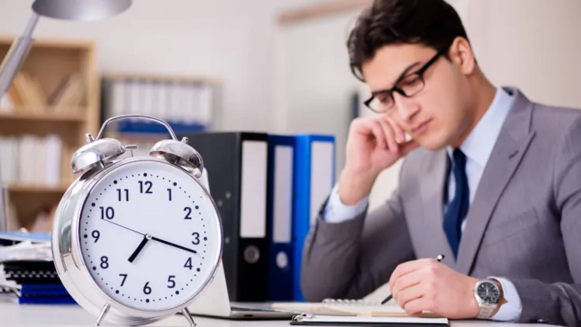 موظف في عمله